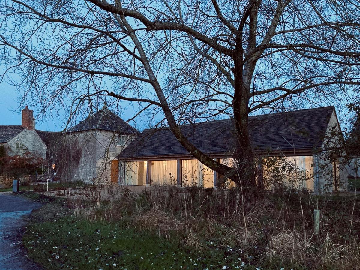 High Cogges Farm Holiday Cottages - The Cart Shed Уитни Экстерьер фото
